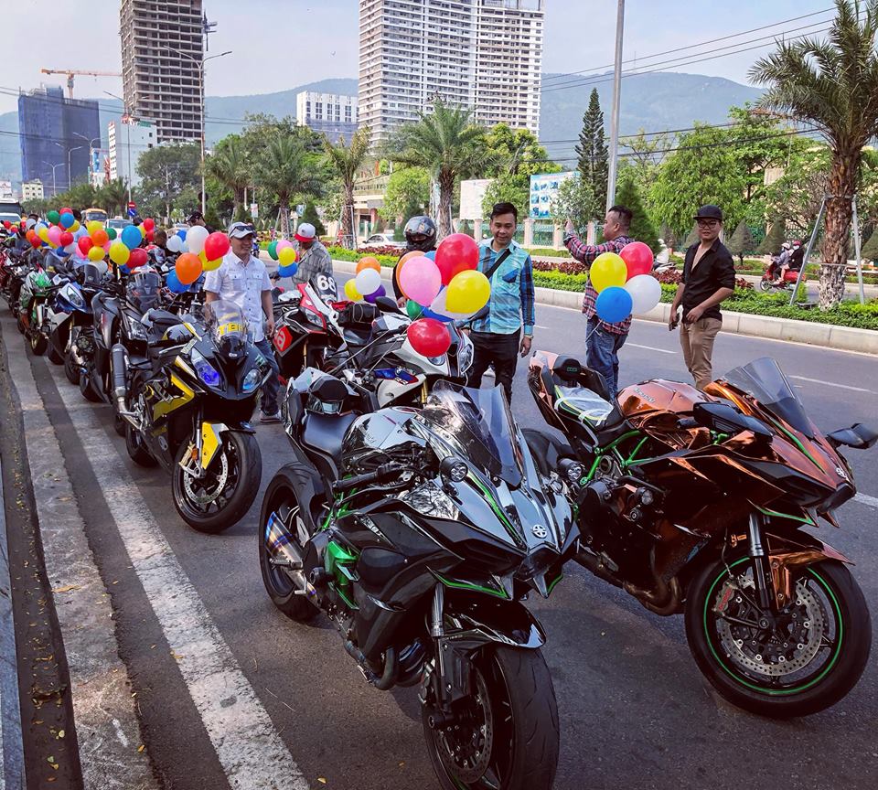 Ngoài Ferrari 458 Italia độ Liberty Walk, đoàn xe phân khối lớn còn có hơn 15 chiếc góp mặt Ngoài Ferrari 458 Italia độ Liberty Walk, đoàn xe phân khối lớn còn có hơn 15 chiếc góp mặt