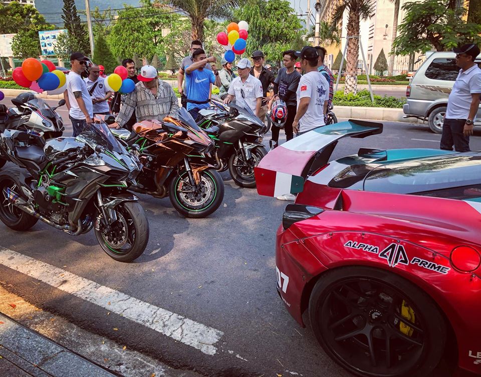 Bộ 3 Kawasaki Ninja H2 xếp hàng đầu tiên Bộ 3 Kawasaki Ninja H2 xếp hàng đầu tiên