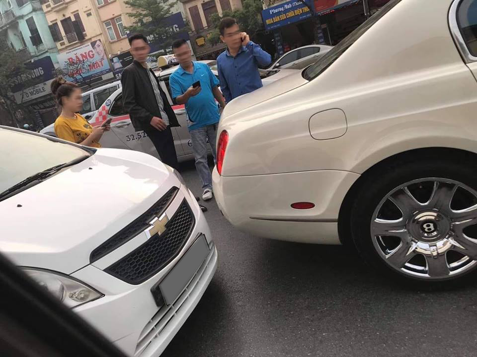 Do bất cẩn, người điều khiển xe Chevrolet Spark đã tông vào đuôi xe Bentley