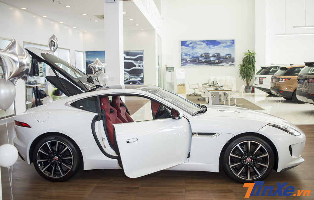 Jaguar F-Type sở hữu số đo DxRxC tương ứng là 4.470 x 1.923 x 1.308mm cùng với chiều dài cơ sở đạt mức 2.622mm. Jaguar F-Type sở hữu số đo DxRxC tương ứng là 4.470 x 1.923 x 1.308mm cùng với chiều dài cơ sở đạt mức 2.622mm.