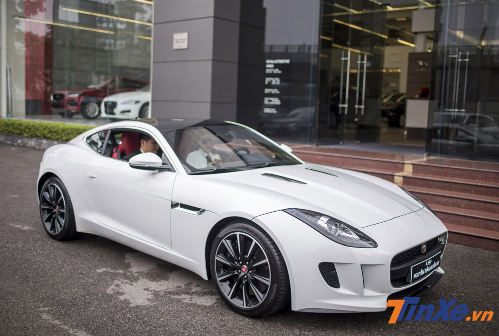 Á hậu Huyền My đã lựa chọn cho mình chiếc Jaguar F-Type phiên bản mui cứng với màu trắng tinh khôi. Á hậu Huyền My đã lựa chọn cho mình chiếc Jaguar F-Type phiên bản mui cứng với màu trắng tinh khôi.