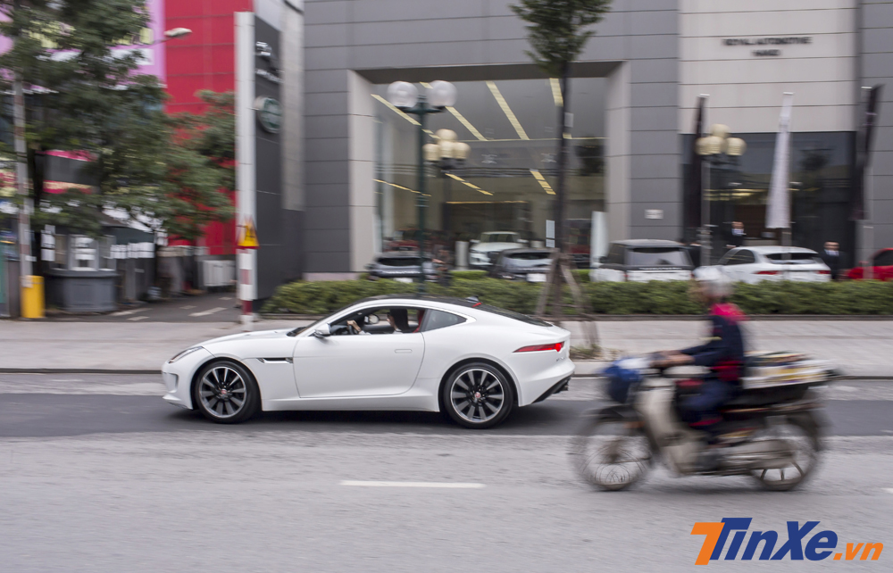 Với động cơ mạnh mẽ như vậy, chiếc Jaguar F-Type của Á hậu Huyền My có khả năng tăng tốc từ 0-100km/h chỉ trong 5,3 giây trước khi đạt tốc độ tối đa 260 km/h. Với động cơ mạnh mẽ như vậy, chiếc Jaguar F-Type của Á hậu Huyền My có khả năng tăng tốc từ 0-100km/h chỉ trong 5,3 giây trước khi đạt tốc độ tối đa 260 km/h.
