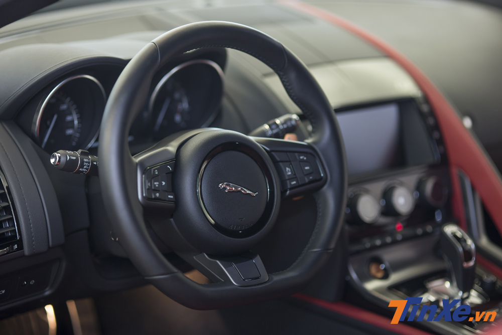 Thêm vào đó là vô-lăng ba chấu được làm vát đáy rất thể thao cũng là điểm cộng khiến Á hậu Huyền My lựa chọn chiếc Jaguar F-Type này. Thêm vào đó là vô-lăng ba chấu được làm vát đáy rất thể thao cũng là điểm cộng khiến Á hậu Huyền My lựa chọn chiếc Jaguar F-Type này.