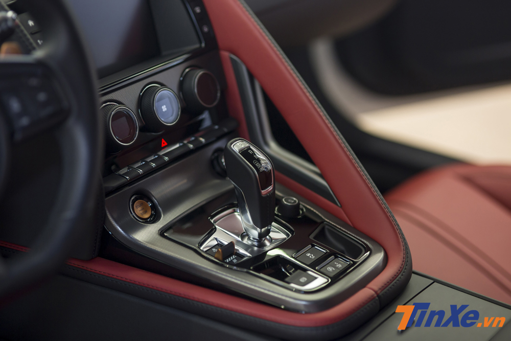 Jaguar F-Type được trang bị cần số điện tử cùng hộp số tự động 8 cấp. Jaguar F-Type được trang bị cần số điện tử cùng hộp số tự động 8 cấp.