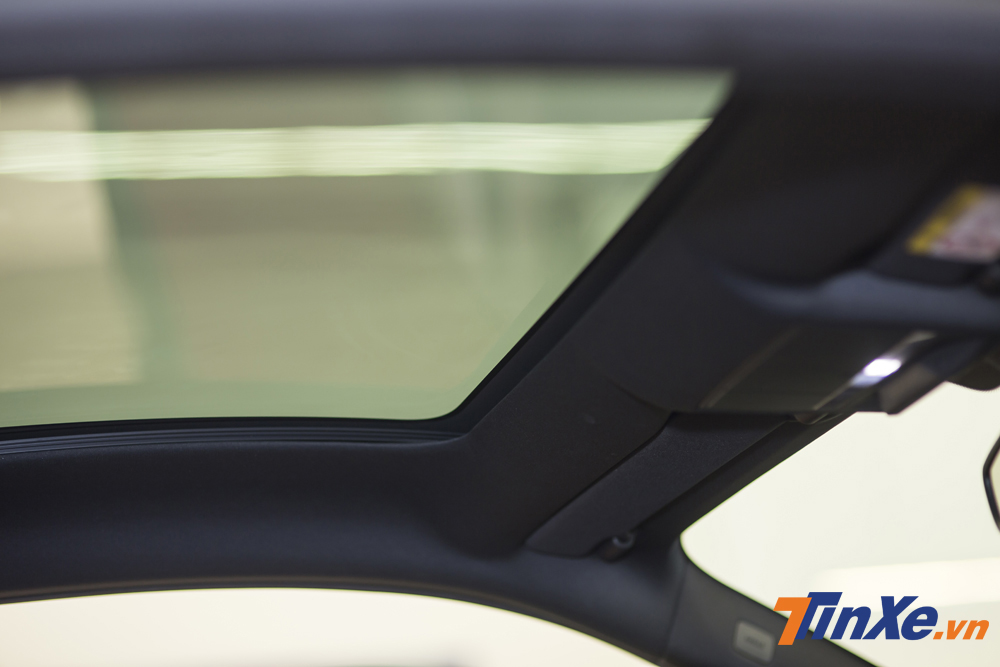 Mặc dù là mẫu xe sở hữu mui cứng nhưng cửa sổ trời cũng là một điểm cộng cho chiếc Jaguar F-Type. Mặc dù là mẫu xe sở hữu mui cứng nhưng cửa sổ trời cũng là một điểm cộng cho chiếc Jaguar F-Type.