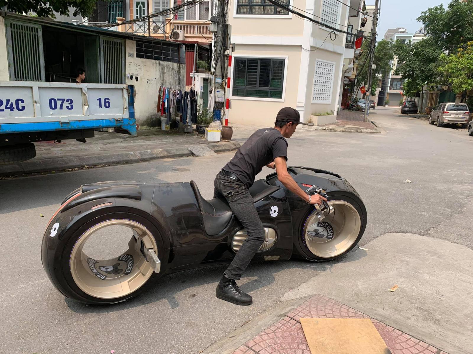 Một trong 2 chiếc xe mang kiểu dáng Tron độc nhất Việt Nam