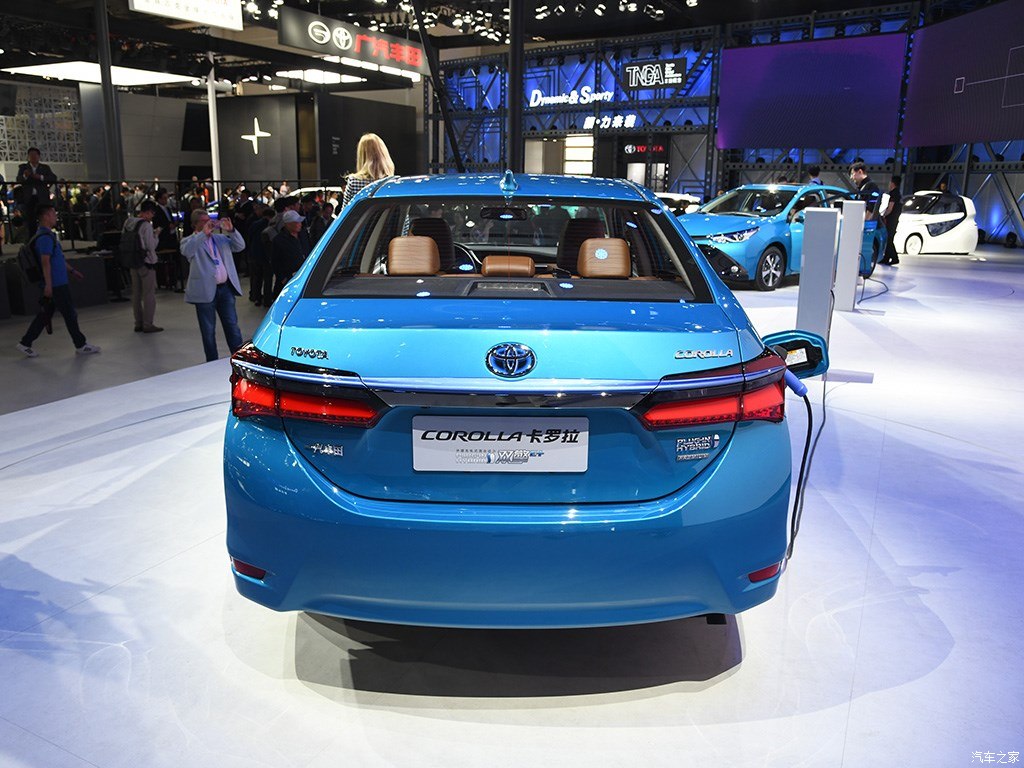 Toyota Corolla PHEV 2019 nhìn từ phía sau Toyota Corolla PHEV 2019 nhìn từ phía sau