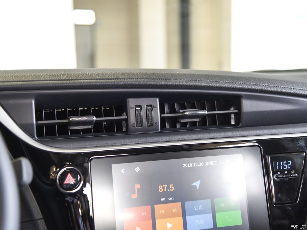 Màn hình thông tin giải trí nằm dưới 2 cửa gió điều hòa trung tâm Màn hình thông tin giải trí nằm dưới 2 cửa gió điều hòa trung tâm