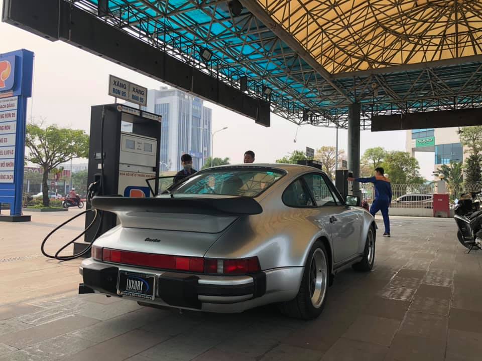 Mẫu xe thể thao cổ Porsche 930 Turbo nhanh chóng được chủ nhân cho đi đổ xăng