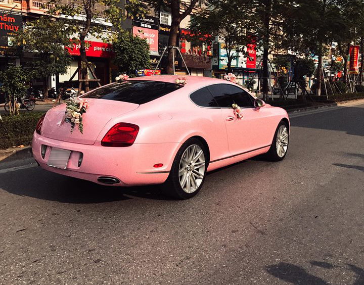 Bentley Continental GT màu hồng gây tai nạn lúc làm xe hoa