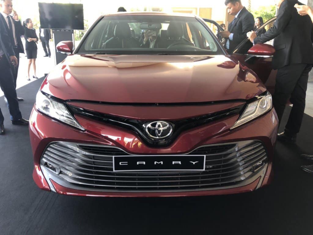 Mẫu Toyota Camry 2019 xuất hiện trong sự kiện nội bộ đại lý có màu đỏ và là phiên bản 2.5Q