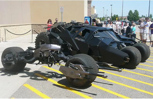 Chiếc Batpod bên cạnh siêu ô tô của Batman trong phim