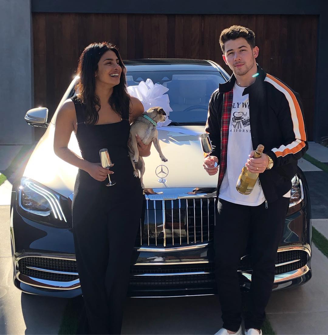 Nick Jonas và vợ Priyanka Chopra chụp ảnh bên chiếc Mercedes-Maybach S-Class 2019