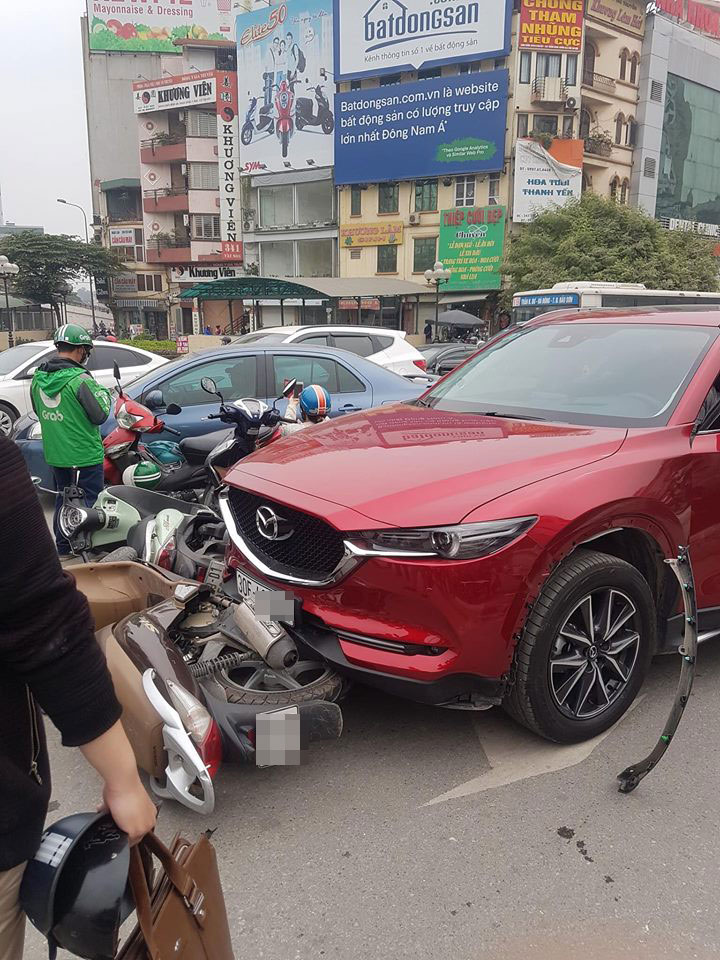 Hiện trường vụ tai nạn do nữ tài xế điều khiển chiếc Mazda CX-5 gây ra