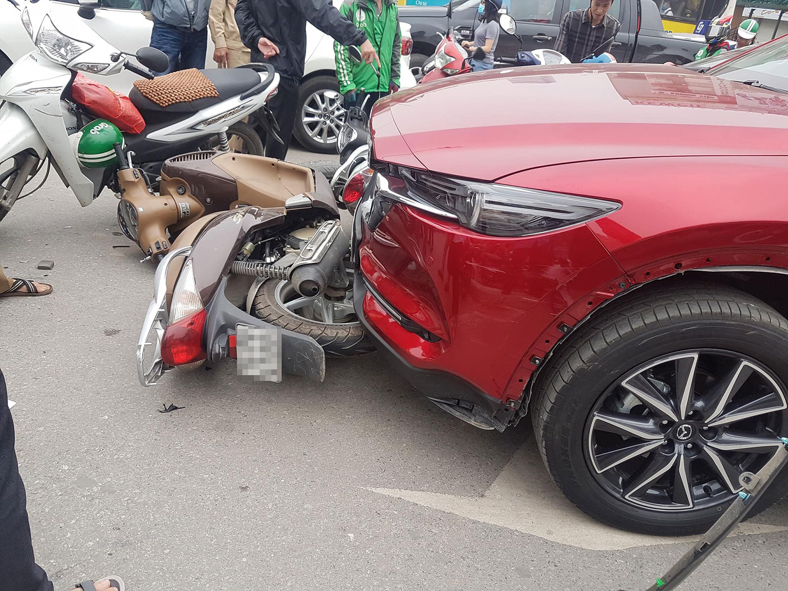 Chiếc Honda SH nằm dưới gầm Mazda CX-5