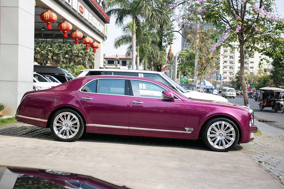 Cận cảnh màu sơn tím Magenta của chiếc Bentley Mulsanne đời cũ tại Campuchia Cận cảnh màu sơn tím Magenta của chiếc Bentley Mulsanne đời cũ tại Campuchia