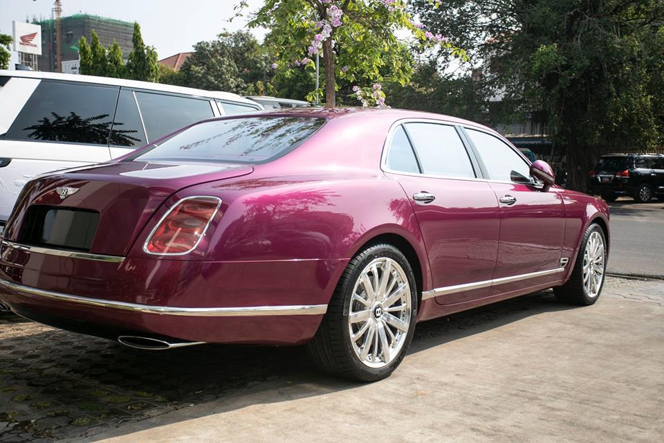 Màu sơn tím của Bentley Mulsanne nhìn từ phía sau Màu sơn tím của Bentley Mulsanne nhìn từ phía sau