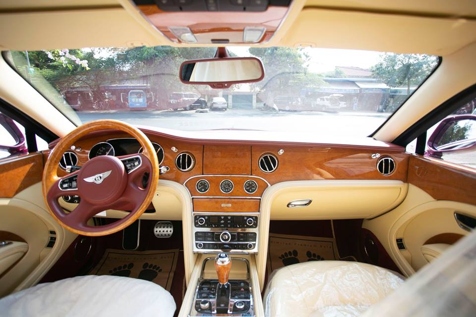 Cận cảnh khoang lái chiếc Bentley Mulsanne đời 2014 có màu sơn tím Magenta tại Campuchia Cận cảnh khoang lái chiếc Bentley Mulsanne đời 2014 có màu sơn tím Magenta tại Campuchia