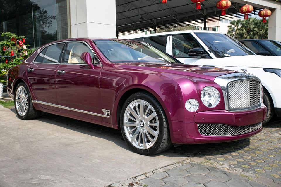 Tuy chiếc Bentley Mulsanne đang rao bán thuộc phiên bản cũ nhưng cũng gây ấn tượng với phái yếu do có màu sơn tím rất nữ tính Tuy chiếc Bentley Mulsanne đang rao bán thuộc phiên bản cũ nhưng cũng gây ấn tượng với phái yếu do có màu sơn tím rất nữ tính