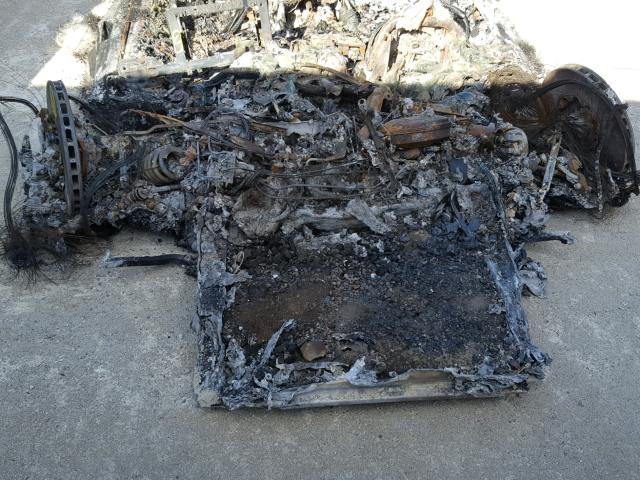 Toàn bộ ngoại thất, nội thất và động cơ đều bị lửa thiêu rụi Toàn bộ ngoại thất, nội thất và động cơ đều bị lửa thiêu rụi