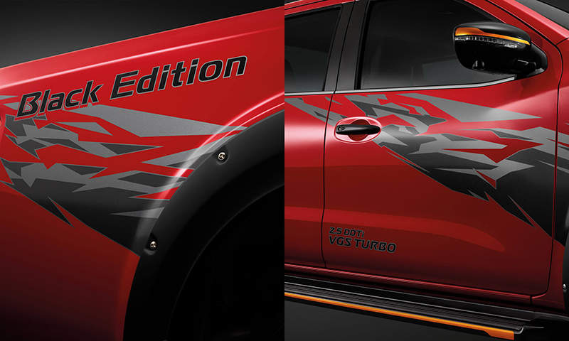 Đề-can 3D màu đen trên thân xe Đề-can 3D màu đen trên thân xe