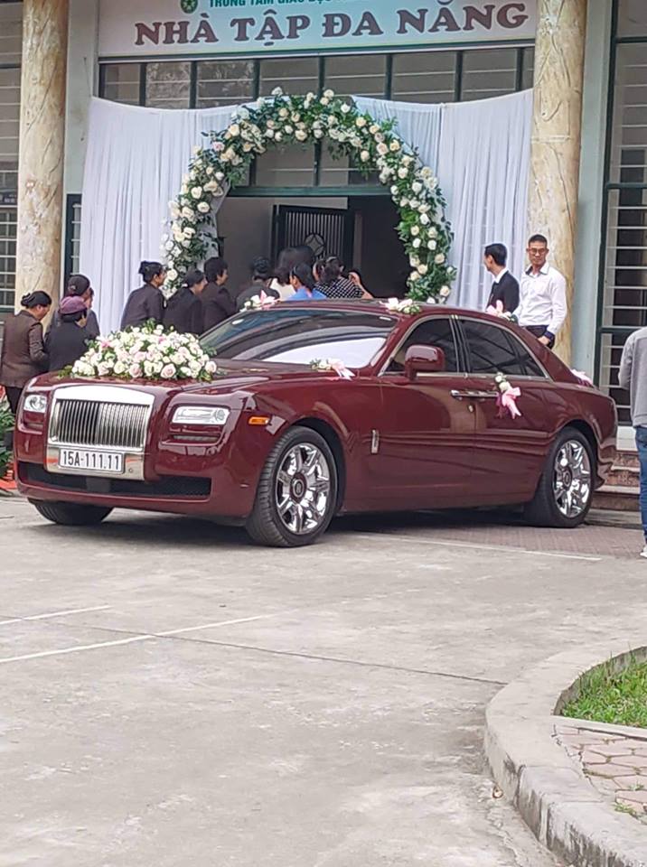 Chiếc xe được trang trí hoa cưới bắt mắt