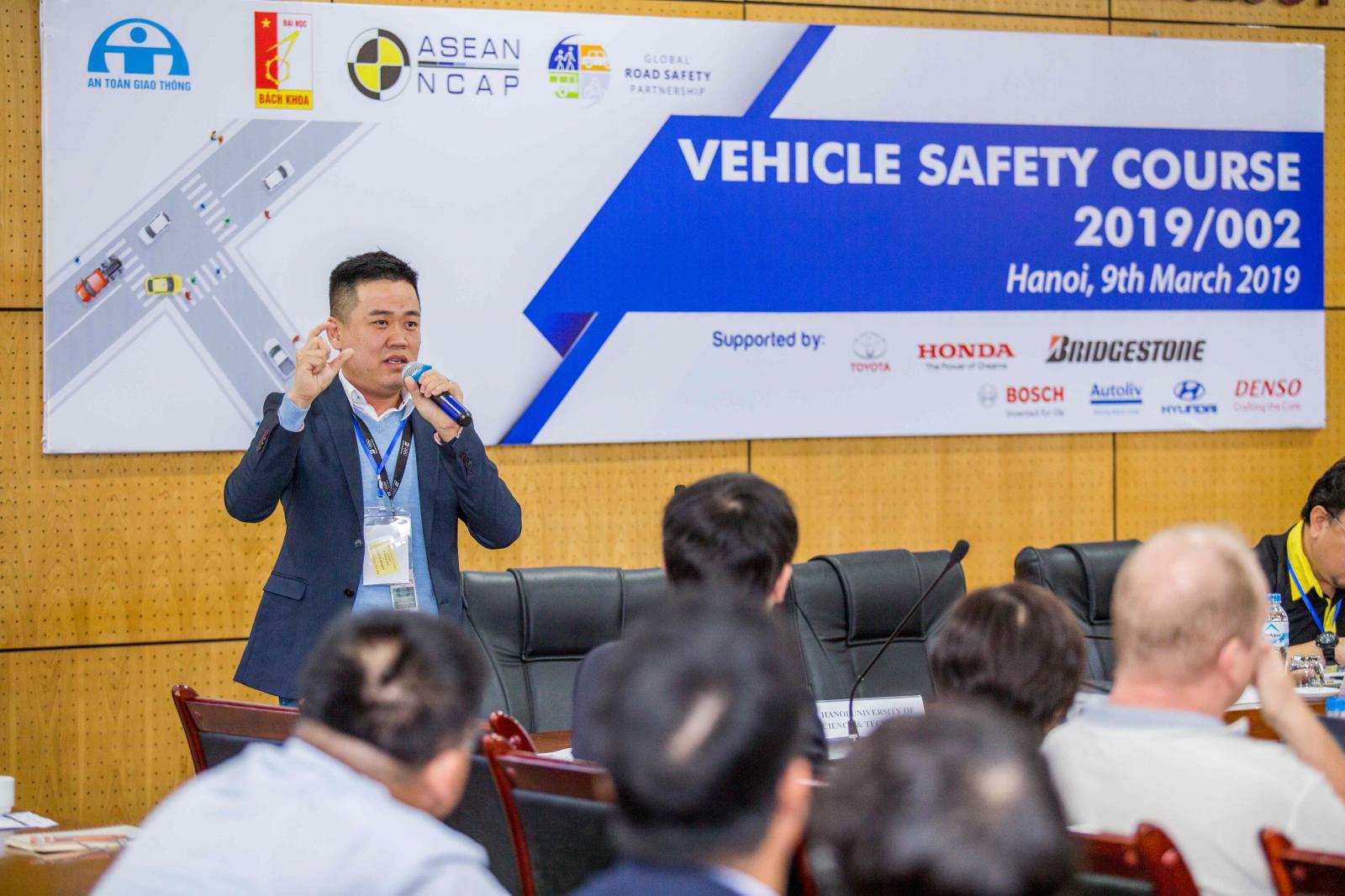 ông Lê Chí Hào đã chia sẻ thêm về nhiều hoạt động hướng đến “an toàn cho cộng đồng” của Tập đoàn Bridgestone. ông Lê Chí Hào đã chia sẻ thêm về nhiều hoạt động hướng đến “an toàn cho cộng đồng” của Tập đoàn Bridgestone.