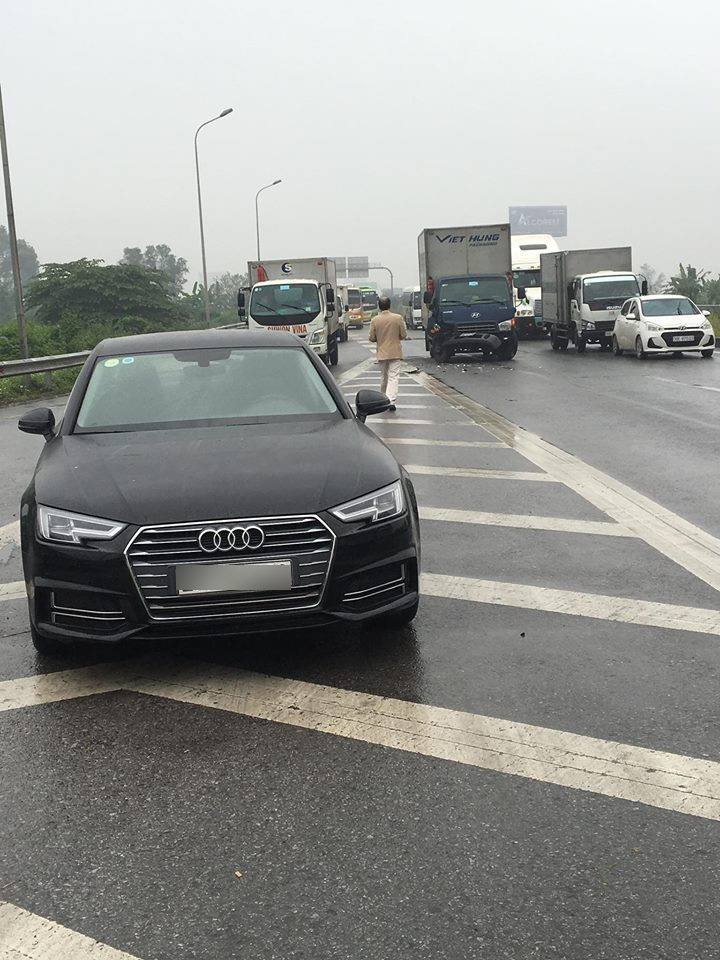 Hiện trường vụ tai nạn giữa Audi A4 và ô tô tải