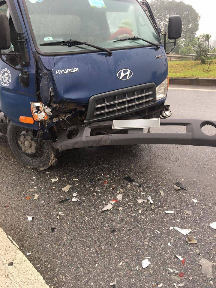 Chiếc ô tô tải bị hỏng đáng kể ở đầu xe sau tai nạn