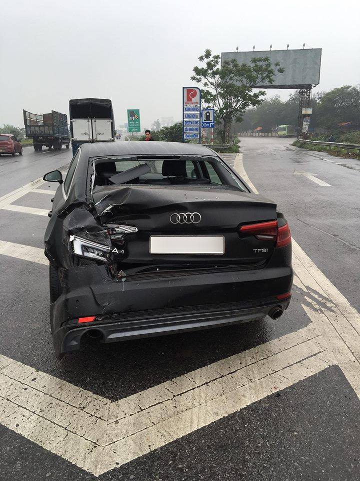 Chiếc Audi A4 bị biến dạng đuôi xe sau tai nạn Chiếc Audi A4 bị biến dạng đuôi xe sau tai nạn