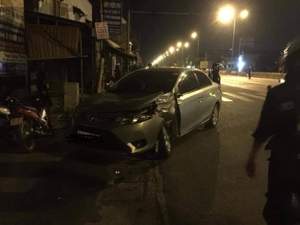 Chiếc Toyota Vios đang sang đường thì bị nam thanh niên điều khiển Suzuki Raider 150 đâm vào Chiếc Toyota Vios đang sang đường thì bị nam thanh niên điều khiển Suzuki Raider 150 đâm vào