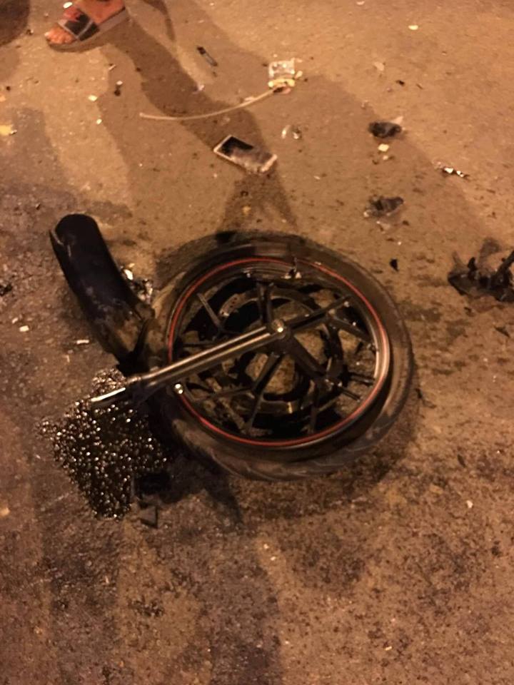 Một bánh của chiếc Suzuki Raider 150 nằm tại hiện trường vụ tai nạn Một bánh của chiếc Suzuki Raider 150 nằm tại hiện trường vụ tai nạn