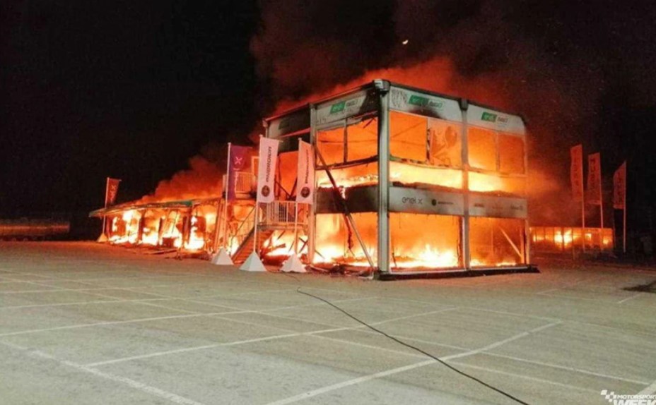 Nhà chứa xe đua cùng 18 chiếc Energica Ego Corsa và toàn bộ cơ sở vật chất bên trong đã bị thiêu rụi