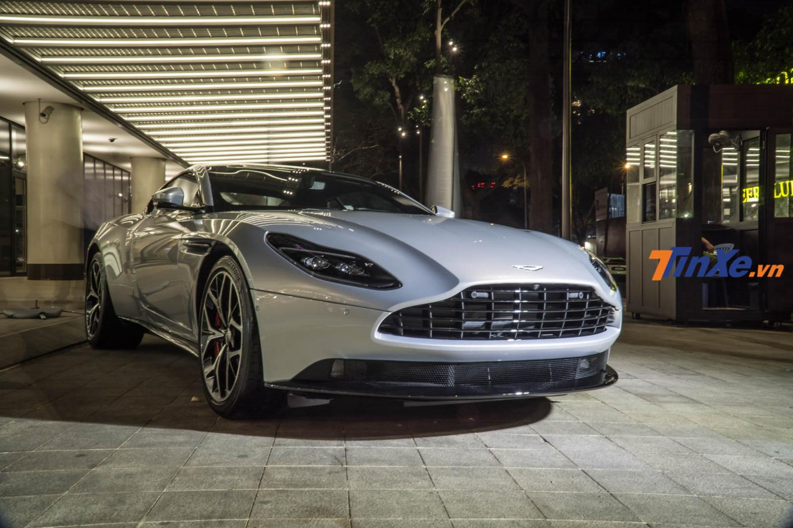 Mức giá bán chính hãng tại thị trường Việt Nam của Aston Martin DB11 V8 là 15,868 tỷ đồng