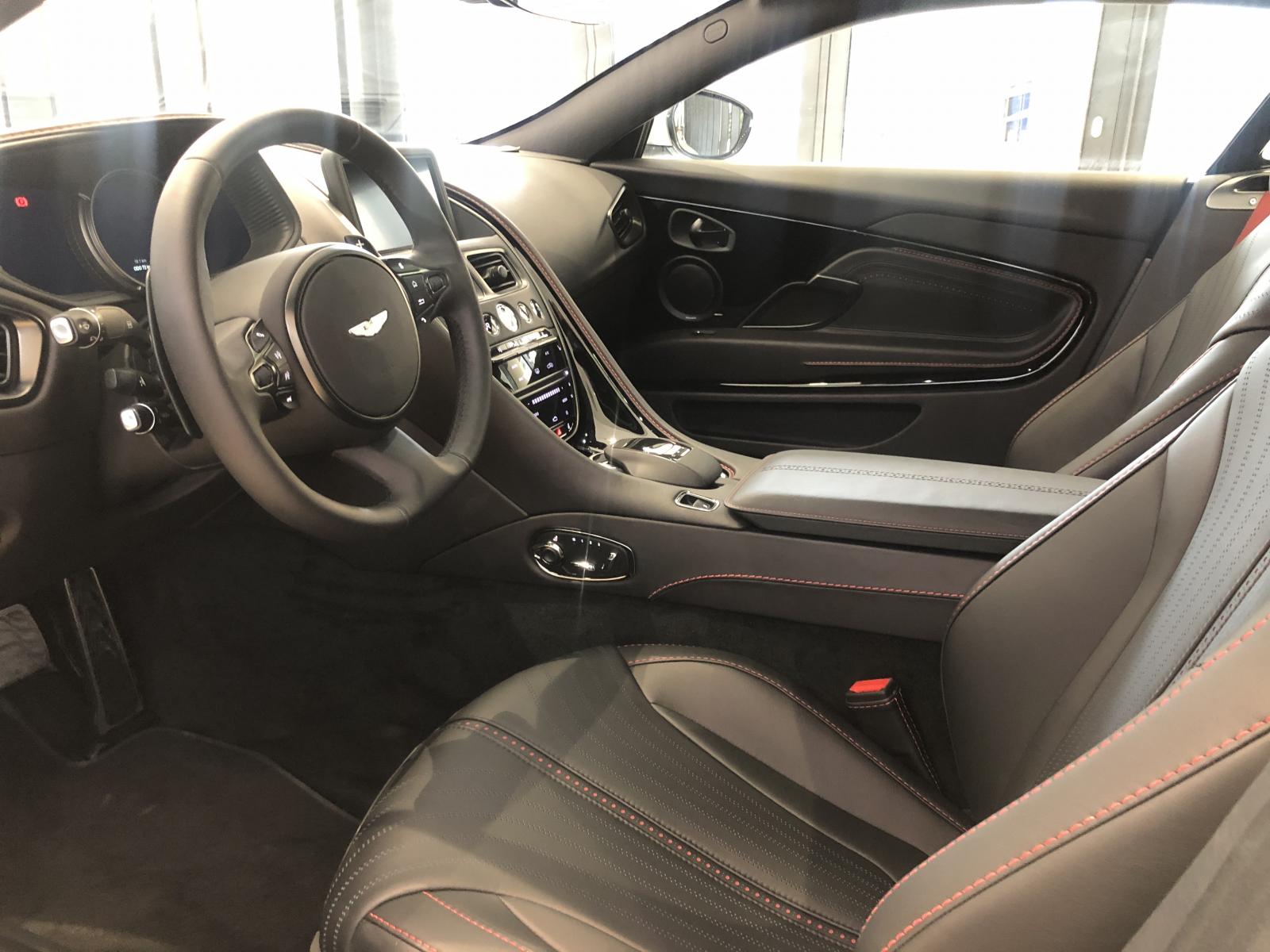 Nội thất chiếc siêu xe Aston Martin DB11 V8 của doanh nhân Vũng Tàu bọc da màu đen kết hợp với dây an toàn và đường chỉ khâu màu đỏ nổi bật