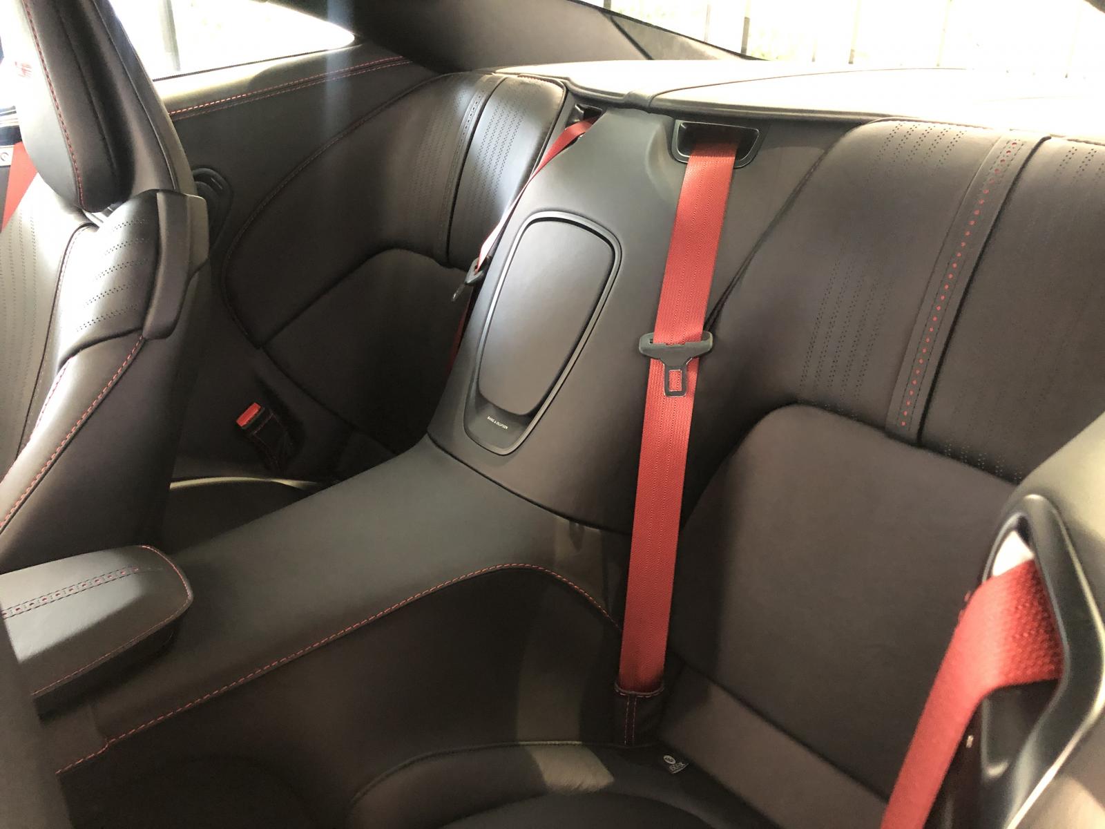 Hàng ghế sau của siêu xe Aston Martin DB11 V8 khá chật chỉ phù hợp trẻ em ngồi hoặc làm khoang chứa đồ