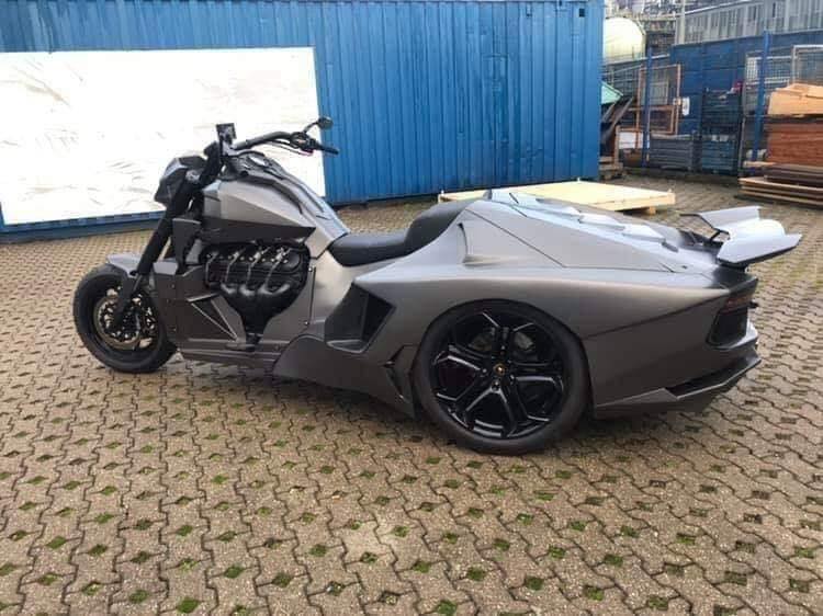 Nửa trước xe mang hình hài mô tô trong khi đuôi xe mang dáng dấp siêu xe Aventador Nửa trước xe mang hình hài mô tô trong khi đuôi xe mang dáng dấp siêu xe Aventador