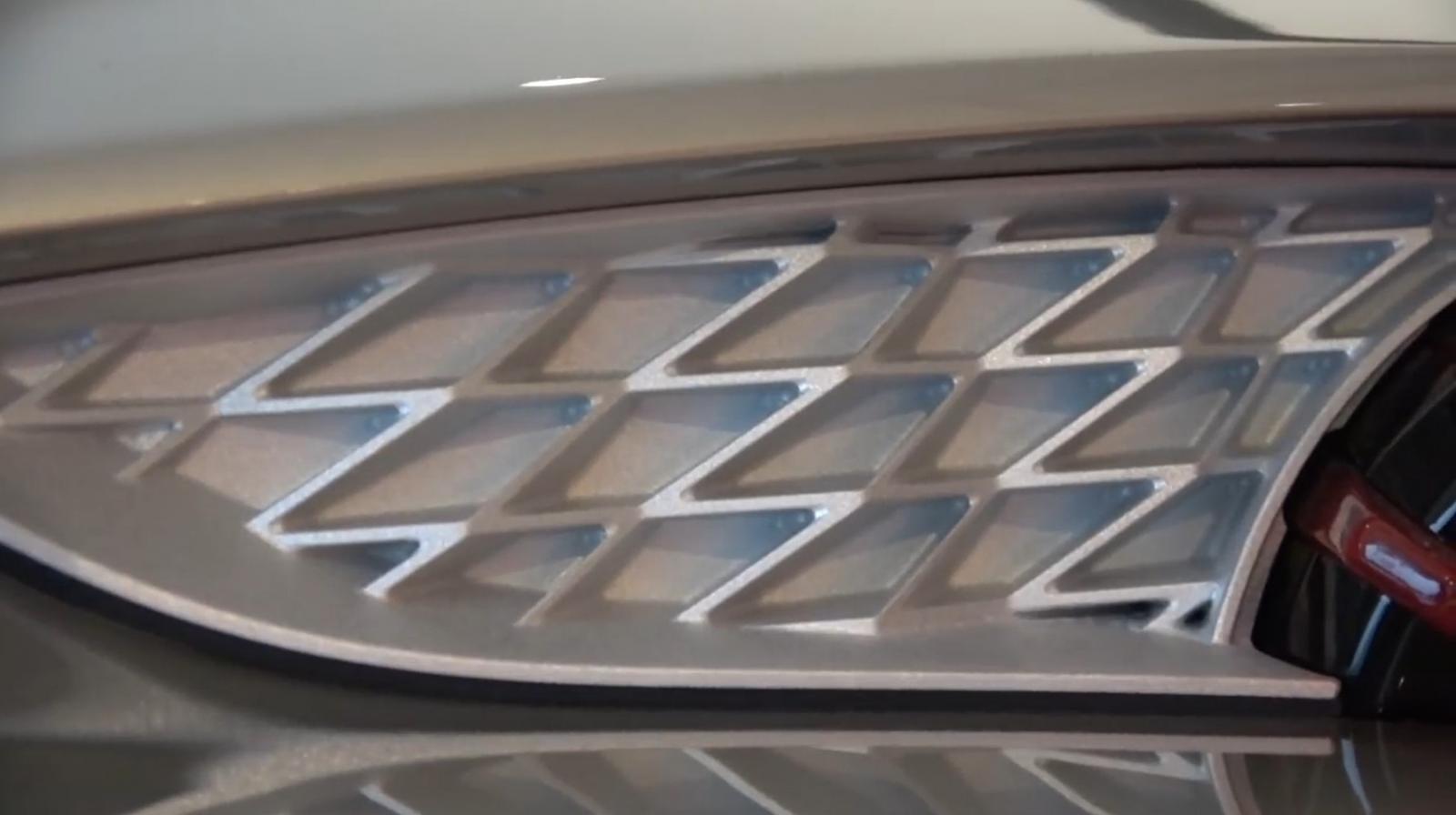 Cận cảnh chi tiết trang trí bằng nhôm nằm cạnh đèn hậu của Aston Martin Vanquish Zagato Volante