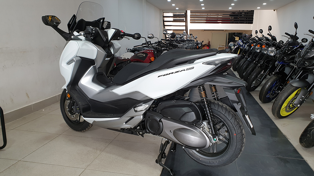 Forza 300 có thân xe dài, tổng thể xe mang phong cách Touring