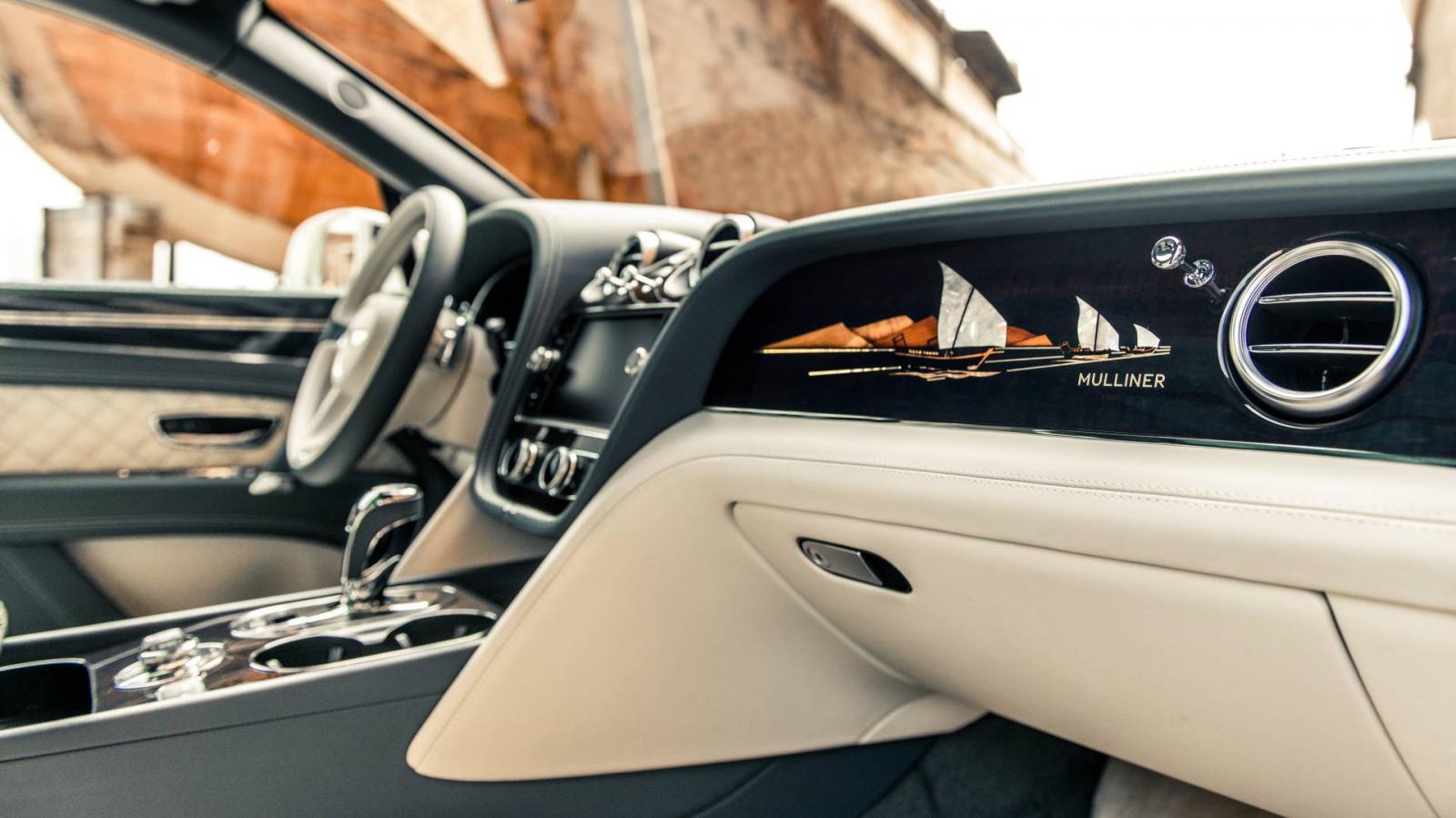 Nội thất của Bentley Bentayga Pearl Of The Gulf được bọc da 2 màu tương phản