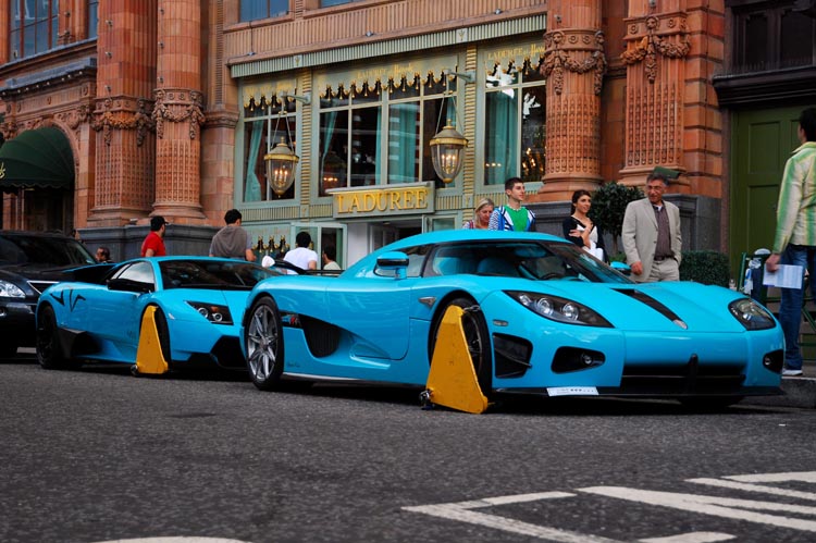 Chiếc Koenigsegg CCXR và Lamborghini Murcielago LP670-4 SuperVeloce của Hoàng gia Qatar bị khóa bánh vì đỗ sai chỗ bên ngoài cửa hàng Harrods tại London vào năm 2010