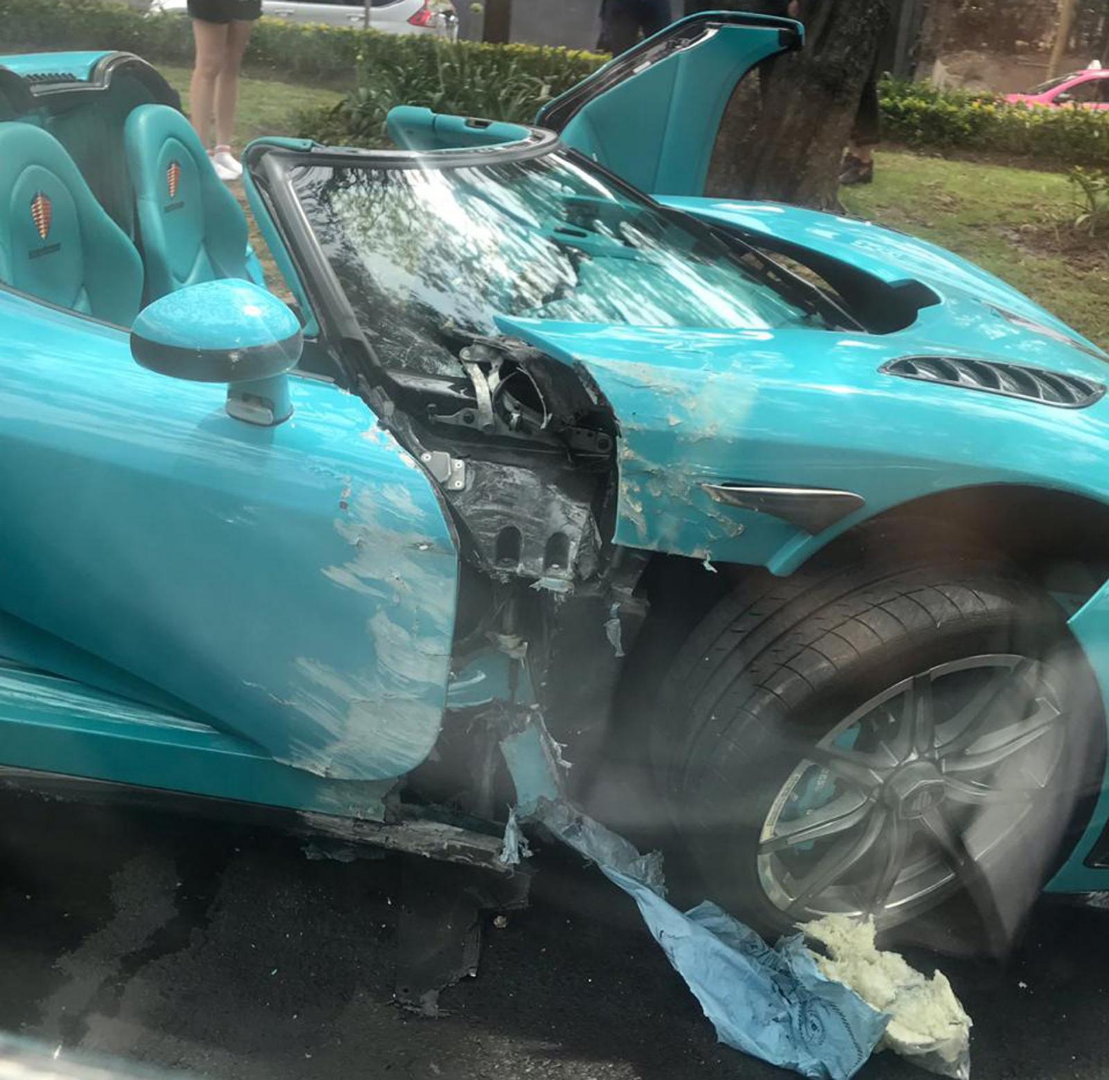Chiếc siêu xe Koenigsegg CCXR màu xanh ngọc tại hiện trường vụ tai nạn