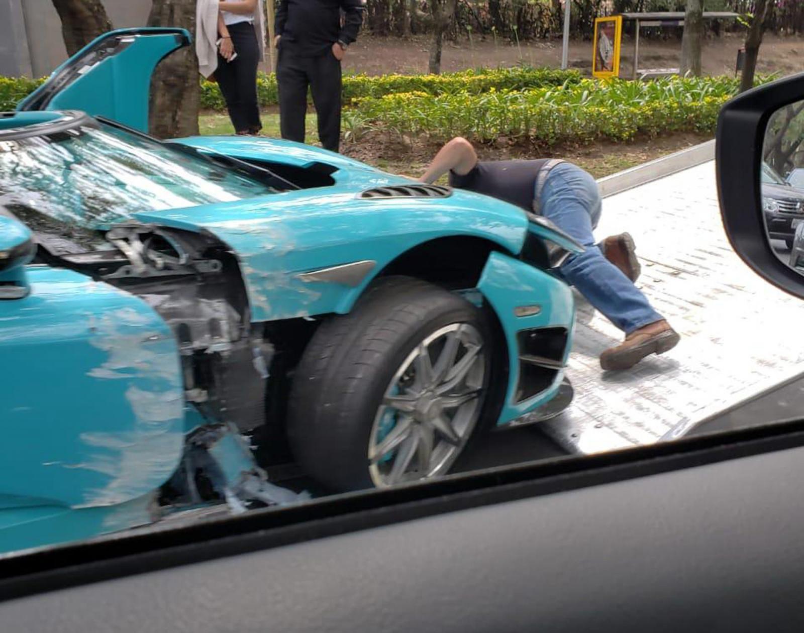 Chiếc Koenigsegg CCXR bị hư hỏng nặng và được đưa lên xe cứu hộ