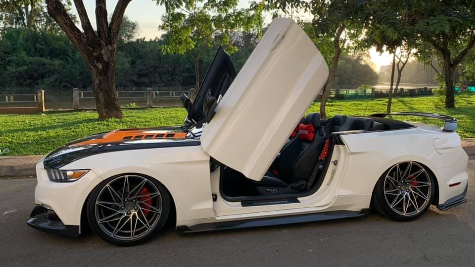 Chiếc xe này được chủ độ cửa cắt kéo Lamborghini Chiếc xe này được chủ độ cửa cắt kéo Lamborghini