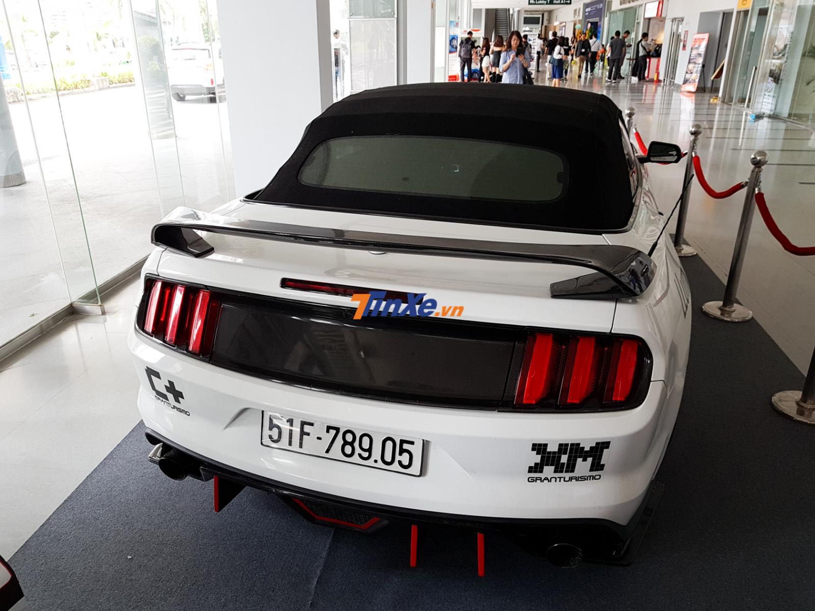 Chiếc xe này được chủ độ body kit sợi carbon Chiếc xe này được chủ độ body kit sợi carbon