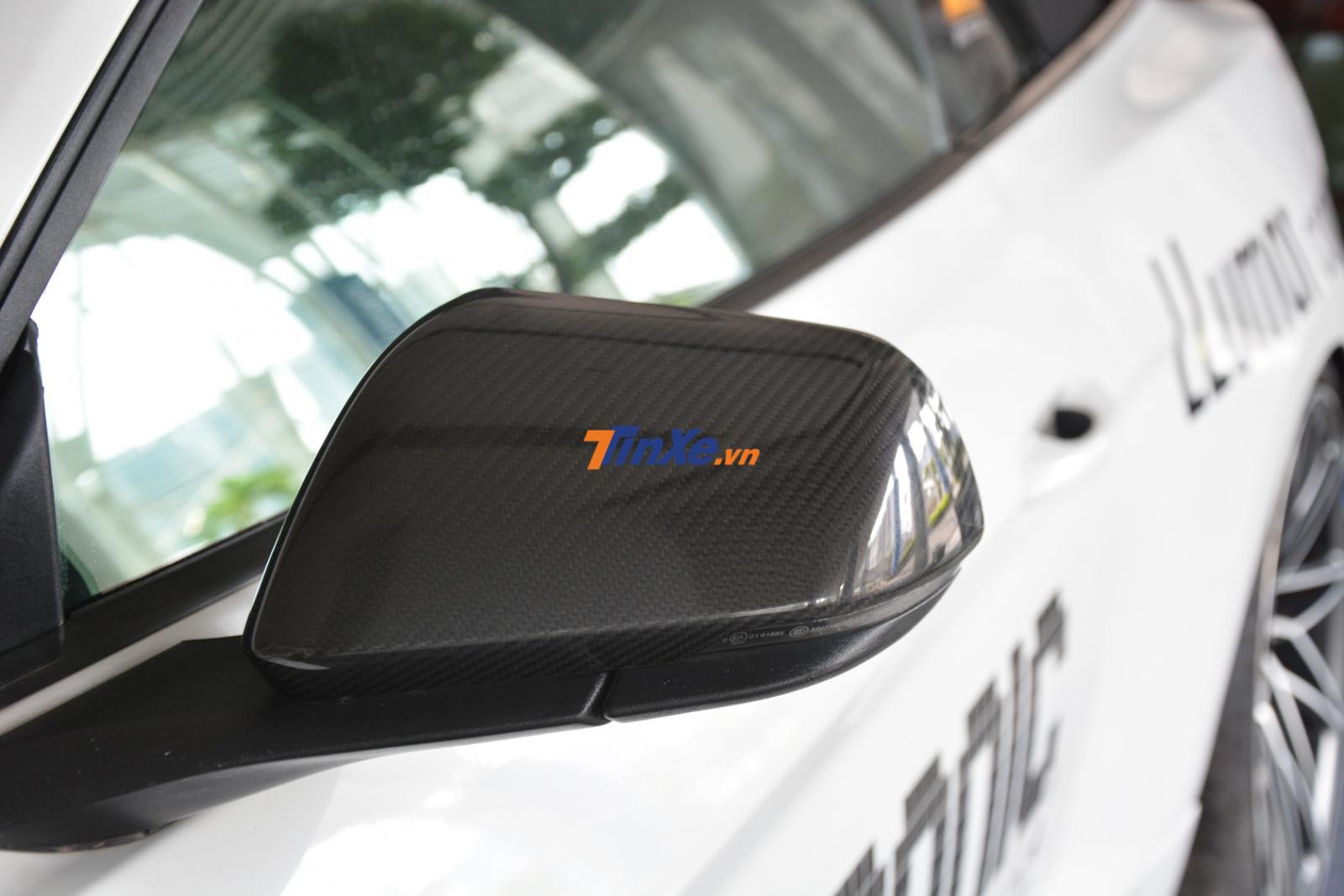 Vỏ gương của chiếc Ford Mustang mui trần này Vỏ gương của chiếc Ford Mustang mui trần này