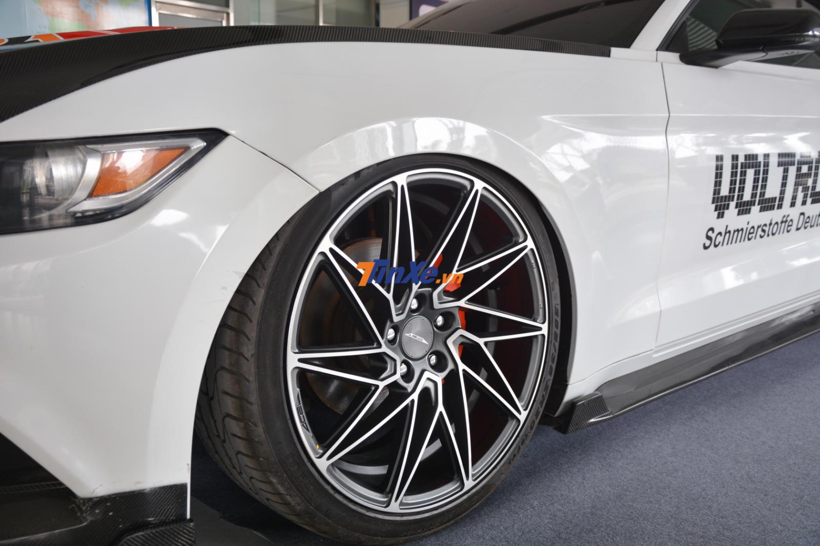 Chiếc xe này được chủ nhân độ hạ gầm rất thú vị Chiếc xe này được chủ nhân độ hạ gầm rất thú vị