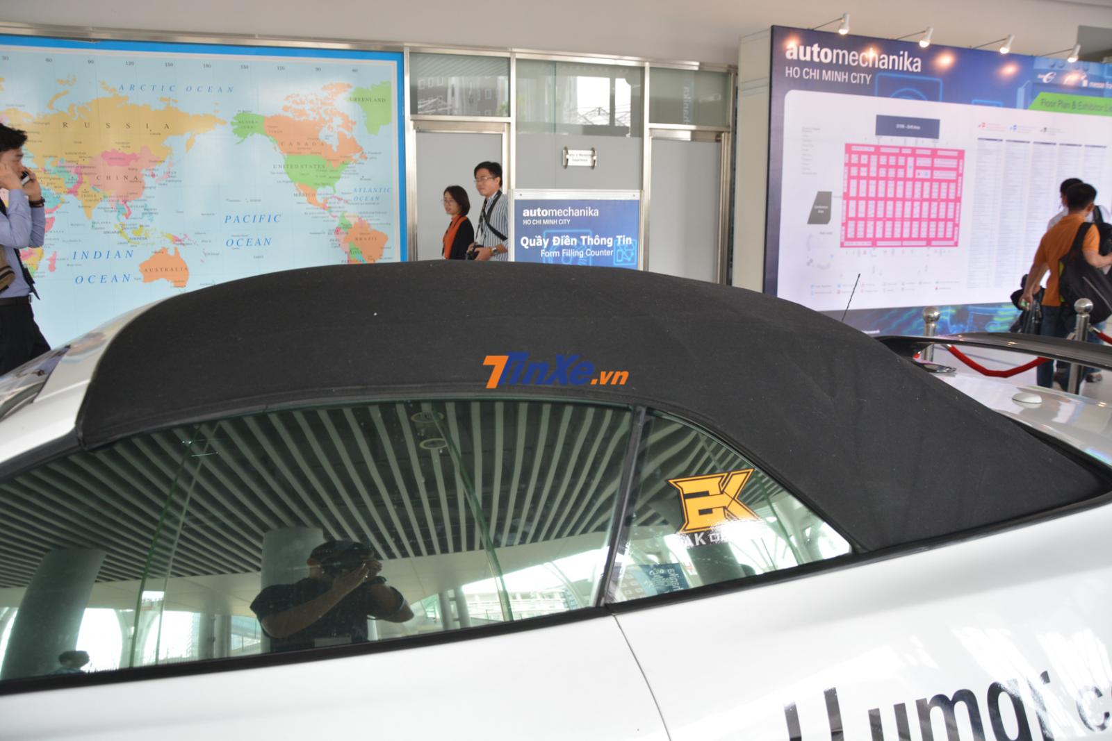 Mui xếp mềm của Ford Mustang mui trần này có thể đóng hoặc mở mui trong thời gian dưới 20 giây Mui xếp mềm của Ford Mustang mui trần này có thể đóng hoặc mở mui trong thời gian dưới 20 giây