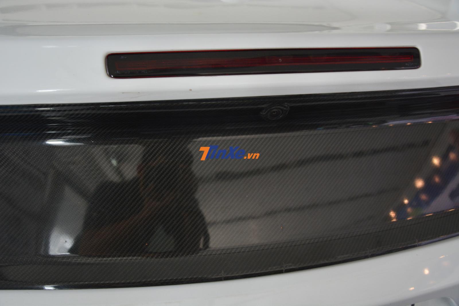 Sợi carbon vừa mang đến tính thẩm mỹ cho xe vừa giúp trọng lượng xe giảm cân đáng kể Sợi carbon vừa mang đến tính thẩm mỹ cho xe vừa giúp trọng lượng xe giảm cân đáng kể