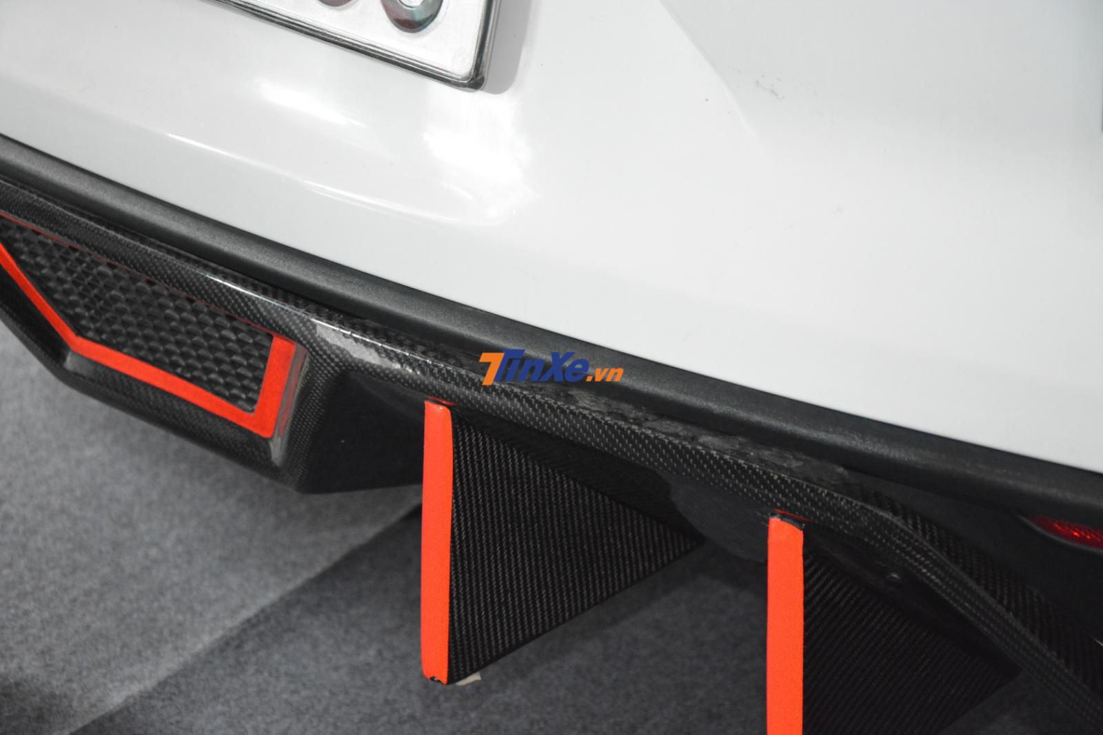 Khuếch tán sau bằng sợi carbon đi kèm các đề-can màu đỏ Khuếch tán sau bằng sợi carbon đi kèm các đề-can màu đỏ